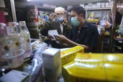 Suasana penjualan vitamin dan alat kesehatan di Pasar Pramuka, Jakarta, Jumat (25/6/2021).