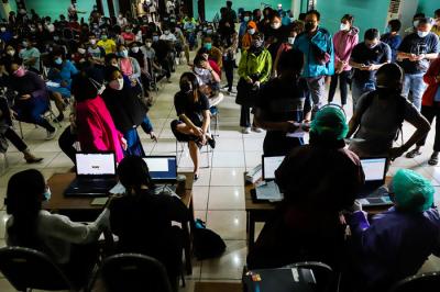 Warga saat mengikuti vaksinasi Covid-19 dengan target vaksinasi 1 juta dosis per hari di GOR Jakarta Barat, Jumat (25/6/2021).