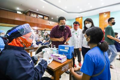 Warga saat mengikuti vaksinasi Covid-19 dengan target vaksinasi 1 juta dosis per hari di GOR Jakarta Barat, Jumat (25/6/2021).