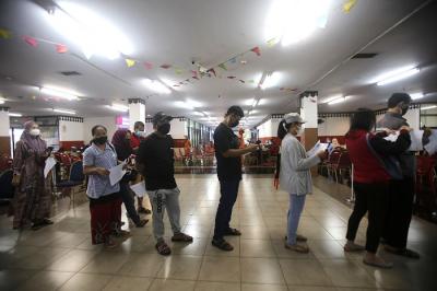 Warga mengantre ketika mengikuti vaksinasi Covid-19 di Gelanggang Olahraga (GOR) Ciracas, Jakarta Timur, Jumat (25/6/2021).