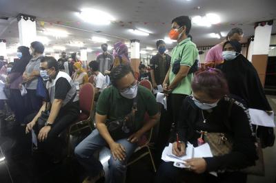 Warga mengantre ketika mengikuti vaksinasi Covid-19 di Gelanggang Olahraga (GOR) Ciracas, Jakarta Timur, Jumat (25/6/2021).