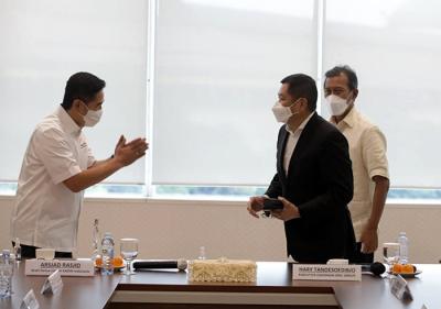 Executive Chairman MNC Group Hary Tanoesoedibjo menerima Wakil Ketua Umum Kadin Indonesia Arsjad Rasjid saat silaturahmi di Jakarta, Jumat (25/6/2021).