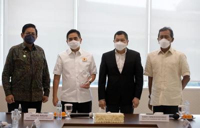Executive Chairman MNC Group Hary Tanoesoedibjo menerima Wakil Ketua Umum Kadin Indonesia Arsjad Rasjid saat silaturahmi di Jakarta, Jumat (25/6/2021).