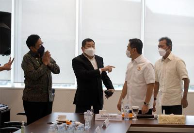 Executive Chairman MNC Group Hary Tanoesoedibjo menerima Wakil Ketua Umum Kadin Indonesia Arsjad Rasjid saat silaturahmi di Jakarta, Jumat (25/6/2021).