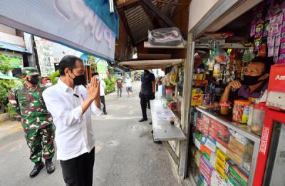Presiden Joko Widodo saat meninjau pelaksanaan PPKM skala mikro di RW 01, Kelurahan Rawasari, Kecamatan Cempaka Putih, Jakarta Pusat, Jumat (25/6/2021).