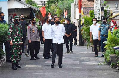 Presiden Joko Widodo saat meninjau pelaksanaan PPKM skala mikro di RW 01, Kelurahan Rawasari, Kecamatan Cempaka Putih, Jakarta Pusat, Jumat (25/6/2021).