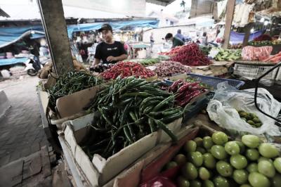 Pedagang merapikan dagangannya di Pasar Kecapi, Kota Bekasi, Jawa Barat, Jumat (25/6/2021).