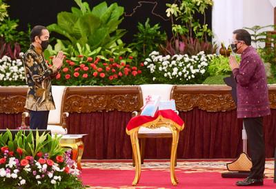 Penyerahan laporan hasil pemeriksaan (LHP) semester II tahun 2020 di Istana Negara, Jakarta, Jumat (25/6/2021).