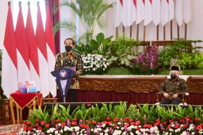 Penyerahan laporan hasil pemeriksaan (LHP) semester II tahun 2020 di Istana Negara, Jakarta, Jumat (25/6/2021).