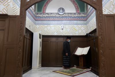Petugas membersihkan bagian dalam Masjid Cut Meutia, Jakarta, Jumat (25/6/2021).