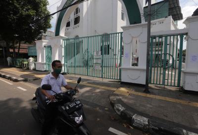 Petugas membersihkan bagian dalam Masjid Cut Meutia, Jakarta, Jumat (25/6/2021).