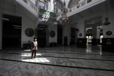 Petugas membersihkan bagian dalam Masjid Cut Meutia, Jakarta, Jumat (25/6/2021).