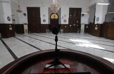 Petugas membersihkan bagian dalam Masjid Cut Meutia, Jakarta, Jumat (25/6/2021).