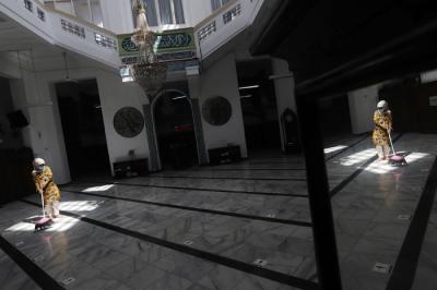 Petugas membersihkan bagian dalam Masjid Cut Meutia, Jakarta, Jumat (25/6/2021).