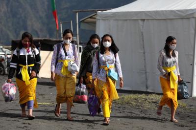 Warga Tengger menjalani tes swab antigen sebelum pelaksanaan ibadah Yadnya Kasada di lautan pasir Gunung Bromo, Probolinggo, Jawa Timur, Jumat (25/6/2021).