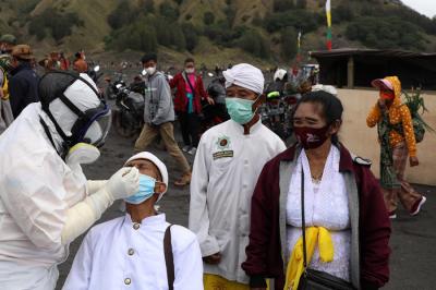 Warga Tengger menjalani tes swab antigen sebelum pelaksanaan ibadah Yadnya Kasada di lautan pasir Gunung Bromo, Probolinggo, Jawa Timur, Jumat (25/6/2021).