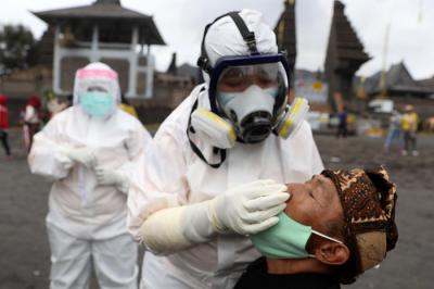 Warga Tengger menjalani tes swab antigen sebelum pelaksanaan ibadah Yadnya Kasada di lautan pasir Gunung Bromo, Probolinggo, Jawa Timur, Jumat (25/6/2021).