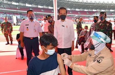 Presiden Joko Widodo saat meninjau vaksinasi massal di Stadion Gelora Bung Karno, Jakarta, Sabtu (26/6/2021).