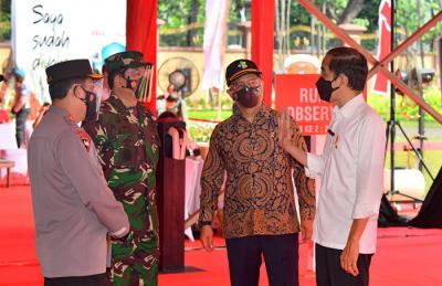 Presiden Joko Widodo saat meninjau vaksinasi massal di Stadion Gelora Bung Karno, Jakarta, Sabtu (26/6/2021).