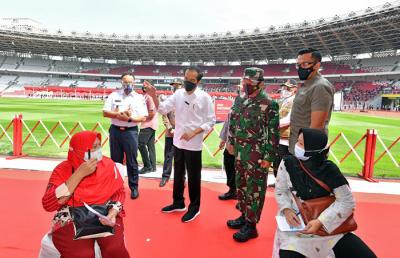 Presiden Joko Widodo saat meninjau vaksinasi massal di Stadion Gelora Bung Karno, Jakarta, Sabtu (26/6/2021).