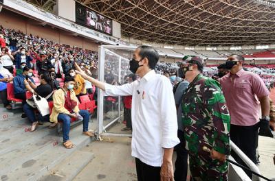 Presiden Joko Widodo saat meninjau vaksinasi massal di Stadion Gelora Bung Karno, Jakarta, Sabtu (26/6/2021).