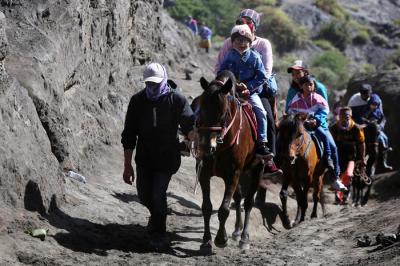 Peyedia jasa kuda mengantar warga menuju puncak kawah Bromo pada perayaan Yadnya Kasada tahun ke 1943 Saka di Probolinggo, Jawa Timur, Sabtu (26/6/2021).