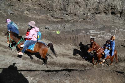 Peyedia jasa kuda mengantar warga menuju puncak kawah Bromo pada perayaan Yadnya Kasada tahun ke 1943 Saka di Probolinggo, Jawa Timur, Sabtu (26/6/2021).