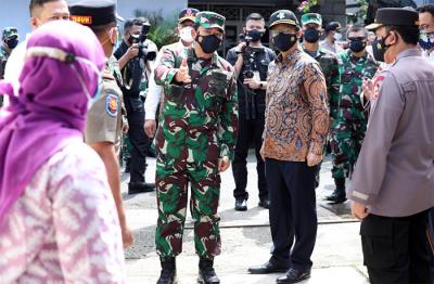 Panglima TNI Marsekal TNI Hadi Tjahjanto saat melakukan Inspeksi Mendadak ke wilayah Kelurahan Ulujami, Sabtu (26/6/2021).