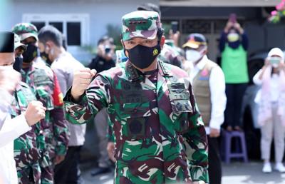 Panglima TNI Marsekal TNI Hadi Tjahjanto saat melakukan Inspeksi Mendadak ke wilayah Kelurahan Ulujami, Sabtu (26/6/2021).