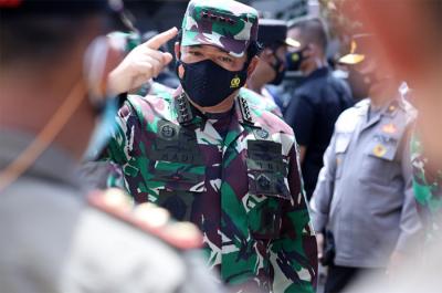 Panglima TNI Marsekal TNI Hadi Tjahjanto saat melakukan Inspeksi Mendadak ke wilayah Kelurahan Ulujami, Sabtu (26/6/2021).