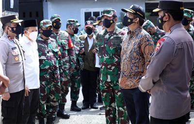 Panglima TNI Marsekal TNI Hadi Tjahjanto saat melakukan Inspeksi Mendadak ke wilayah Kelurahan Ulujami, Sabtu (26/6/2021).