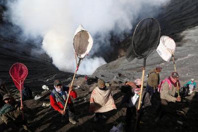 Umat Hindu Tengger Bromo melarung sesaji berupa aneka hasil bumi dan ternak pada perayaan Yadnya Kasada tahun ke 1943 Saka di Probolinggo, Sabtu (26/6/2021).