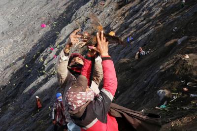 Umat Hindu Tengger Bromo melarung sesaji berupa aneka hasil bumi dan ternak pada perayaan Yadnya Kasada tahun ke 1943 Saka di Probolinggo, Sabtu (26/6/2021).