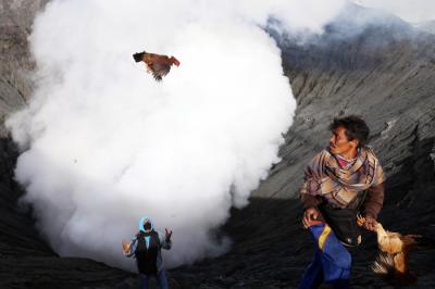 Umat Hindu Tengger Bromo melarung sesaji berupa aneka hasil bumi dan ternak pada perayaan Yadnya Kasada tahun ke 1943 Saka di Probolinggo, Sabtu (26/6/2021).