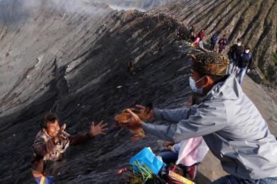 Umat Hindu Tengger Bromo melarung sesaji berupa aneka hasil bumi dan ternak pada perayaan Yadnya Kasada tahun ke 1943 Saka di Probolinggo, Sabtu (26/6/2021).