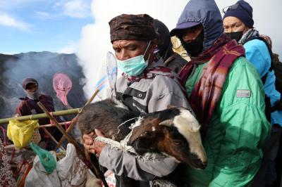 Umat Hindu Tengger Bromo melarung sesaji berupa aneka hasil bumi dan ternak pada perayaan Yadnya Kasada tahun ke 1943 Saka di Probolinggo, Sabtu (26/6/2021).