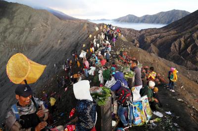 Umat Hindu Tengger Bromo melarung sesaji berupa aneka hasil bumi dan ternak pada perayaan Yadnya Kasada tahun ke 1943 Saka di Probolinggo, Sabtu (26/6/2021).