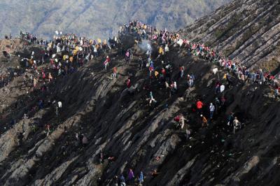 Umat Hindu Tengger Bromo melarung sesaji berupa aneka hasil bumi dan ternak pada perayaan Yadnya Kasada tahun ke 1943 Saka di Probolinggo, Sabtu (26/6/2021).