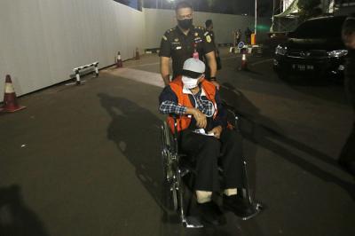 Buronan terpidana percobaan pembunuhan Hendra Subrata di hadirkan saat konferensi pers di Gedung Kejaksaan Agung, Jakarta, Sabtu (26/6/2021).