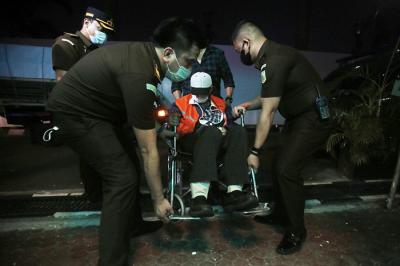 Buronan terpidana percobaan pembunuhan Hendra Subrata di hadirkan saat konferensi pers di Gedung Kejaksaan Agung, Jakarta, Sabtu (26/6/2021).