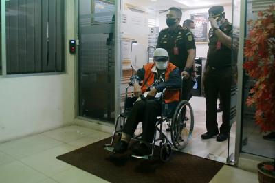 Buronan terpidana percobaan pembunuhan Hendra Subrata di hadirkan saat konferensi pers di Gedung Kejaksaan Agung, Jakarta, Sabtu (26/6/2021).