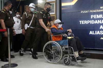 Buronan terpidana percobaan pembunuhan Hendra Subrata di hadirkan saat konferensi pers di Gedung Kejaksaan Agung, Jakarta, Sabtu (26/6/2021).