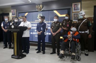 Buronan terpidana percobaan pembunuhan Hendra Subrata di hadirkan saat konferensi pers di Gedung Kejaksaan Agung, Jakarta, Sabtu (26/6/2021).