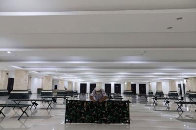 Petugas membersihkan ruangan yang akan dijadikan tempat isolasi pasien Covid-19 di Masjid Raya KH Hasyim Asyari, Jakarta, Sabtu (26/6/2021).