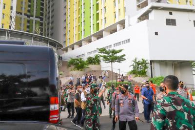 Persiapan sarana dan fasilitas tempat isolasi OTG Rusunawa Pasar Rumput, Jakarta Selatan, Minggu (27/6/2021).