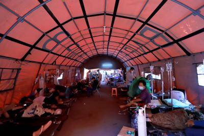 Pasien menjalani perawatan di tenda darurat yang dijadikan ruang IGD (Instalasi Gawat Darurat) di RSUD Bekasi, Jawa Barat, Sabtu (26/6/2021).