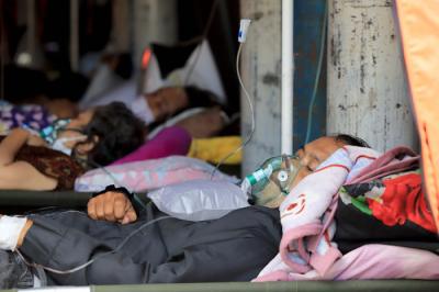 Pasien menjalani perawatan di tenda darurat yang dijadikan ruang IGD (Instalasi Gawat Darurat) di RSUD Bekasi, Jawa Barat, Sabtu (26/6/2021).