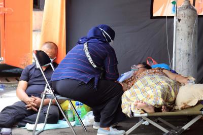 Pasien menjalani perawatan di tenda darurat yang dijadikan ruang IGD (Instalasi Gawat Darurat) di RSUD Bekasi, Jawa Barat, Sabtu (26/6/2021).