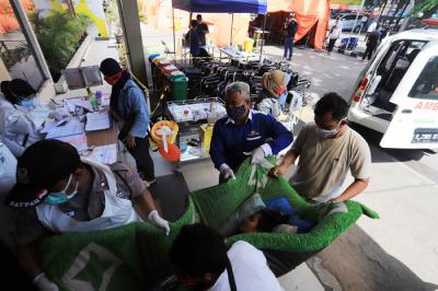 Pasien menjalani perawatan di tenda darurat yang dijadikan ruang IGD (Instalasi Gawat Darurat) di RSUD Bekasi, Jawa Barat, Sabtu (26/6/2021).