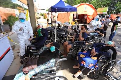 Pasien menjalani perawatan di tenda darurat yang dijadikan ruang IGD (Instalasi Gawat Darurat) di RSUD Bekasi, Jawa Barat, Sabtu (26/6/2021).